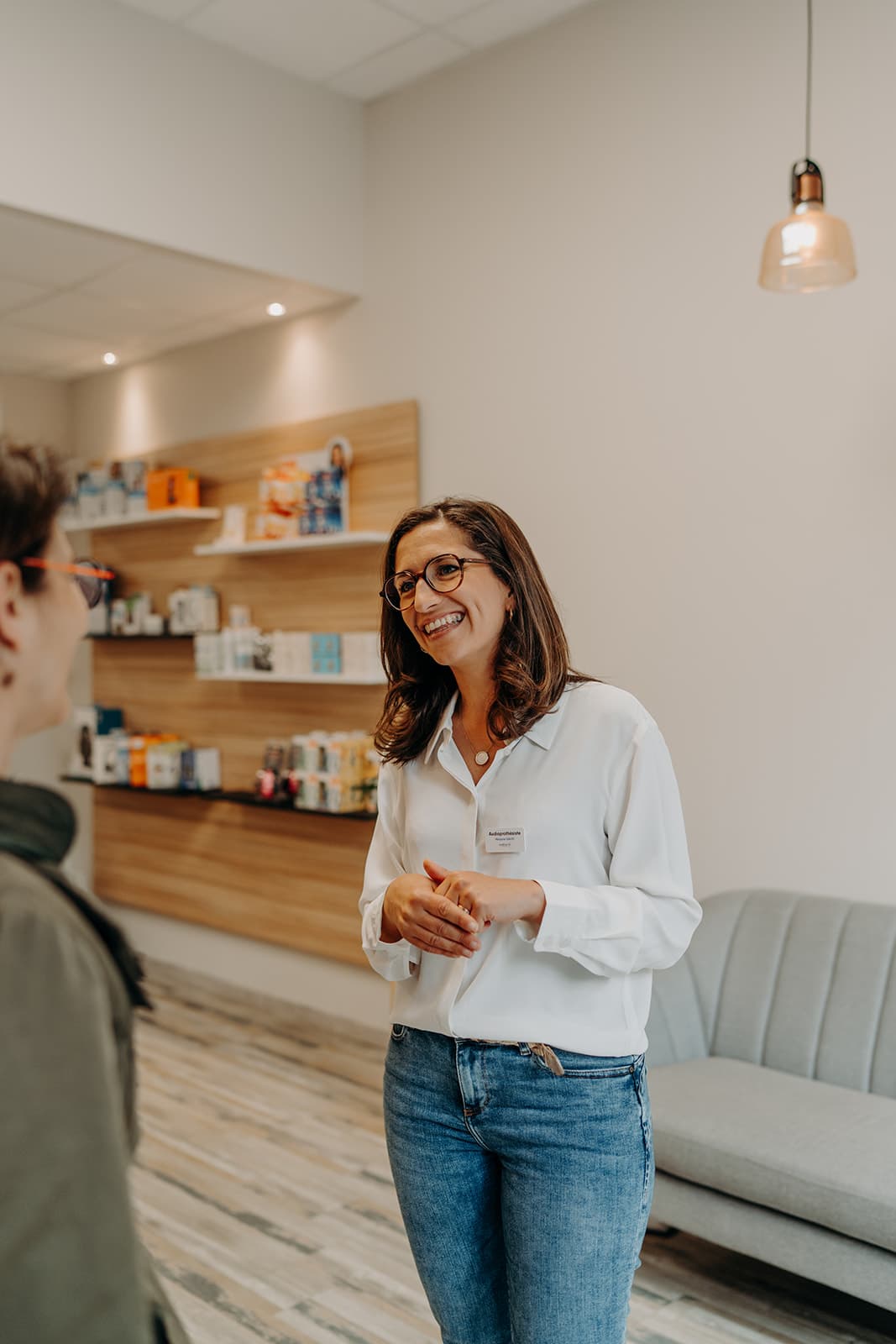 Audioprothésiste accueillant un patient dans son cabinet à Saint-Étienne
